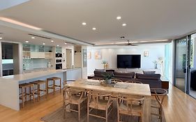 Pandanus Beach House - Direct Beach Access